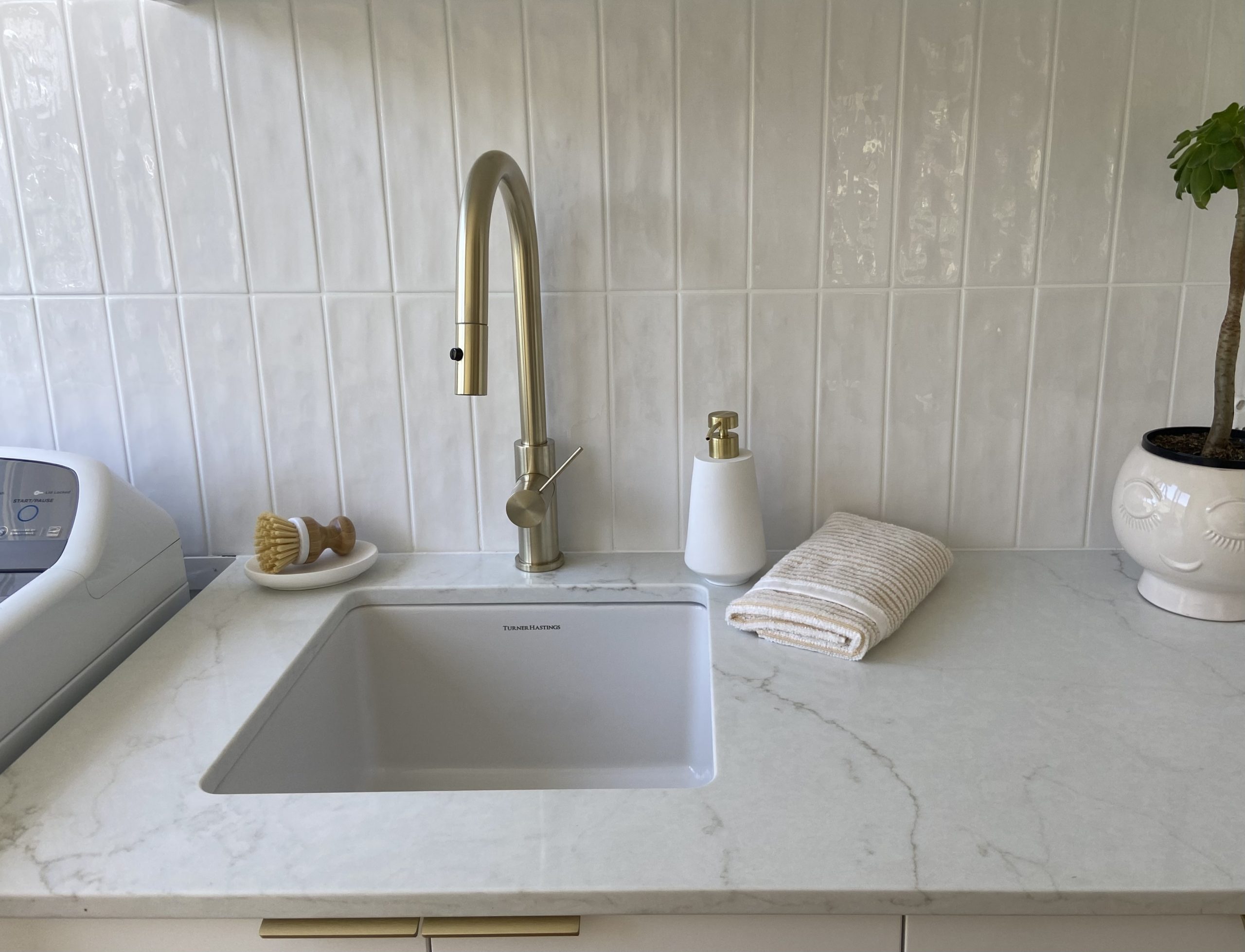 Turner Hastings Cuisine 46 x 46 Inset Undermount Fine Fireclay Sink - Image 5