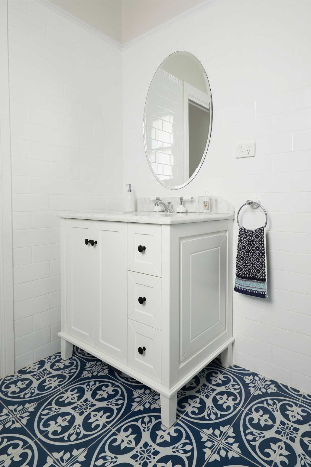 Turner Hastings Coventry 90 x 55 Satin White Vanity with Real Marble Top & Ceramic Undercounter Basin - Image 3